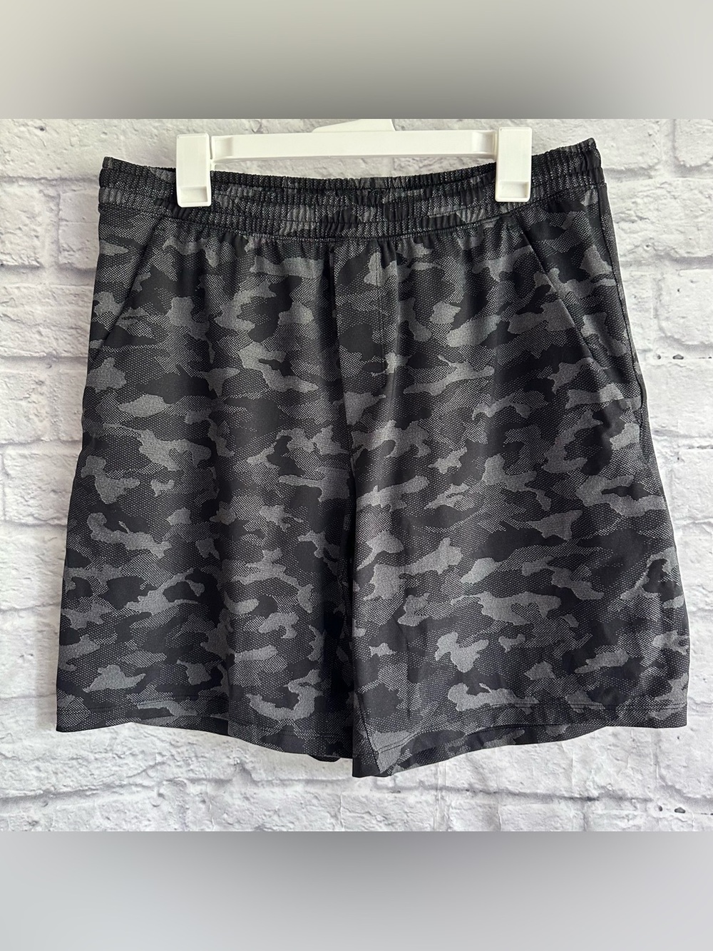 PREOWNED LULULEMON MENS GREY BLACK CAMO ATHLETIC SHORTS SIZE XL